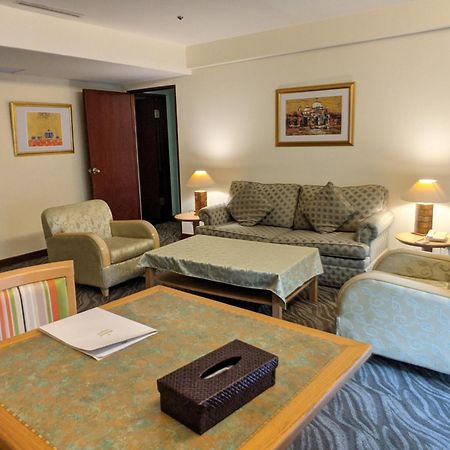 Howard Beach Resort Kenting Bagian luar foto A living room in a suite at the hotel