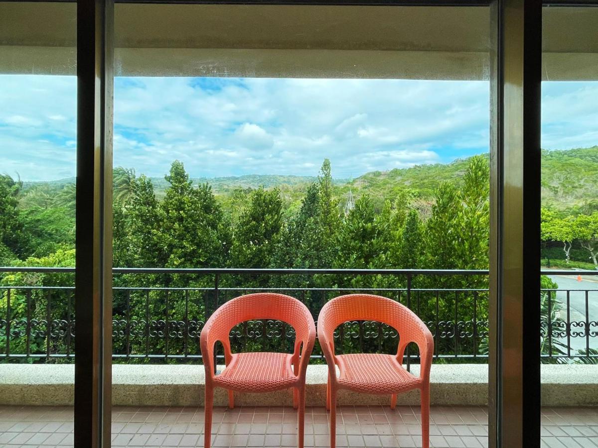 Howard Beach Resort Kenting Bagian luar foto A balcony