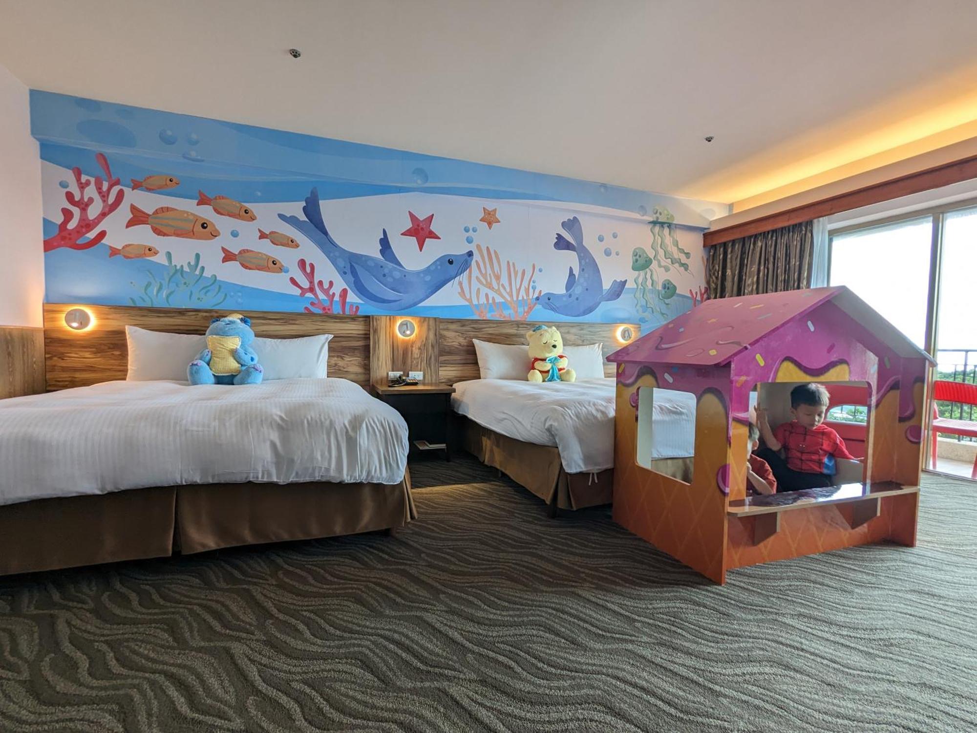 Howard Beach Resort Kenting Bagian luar foto Family room
