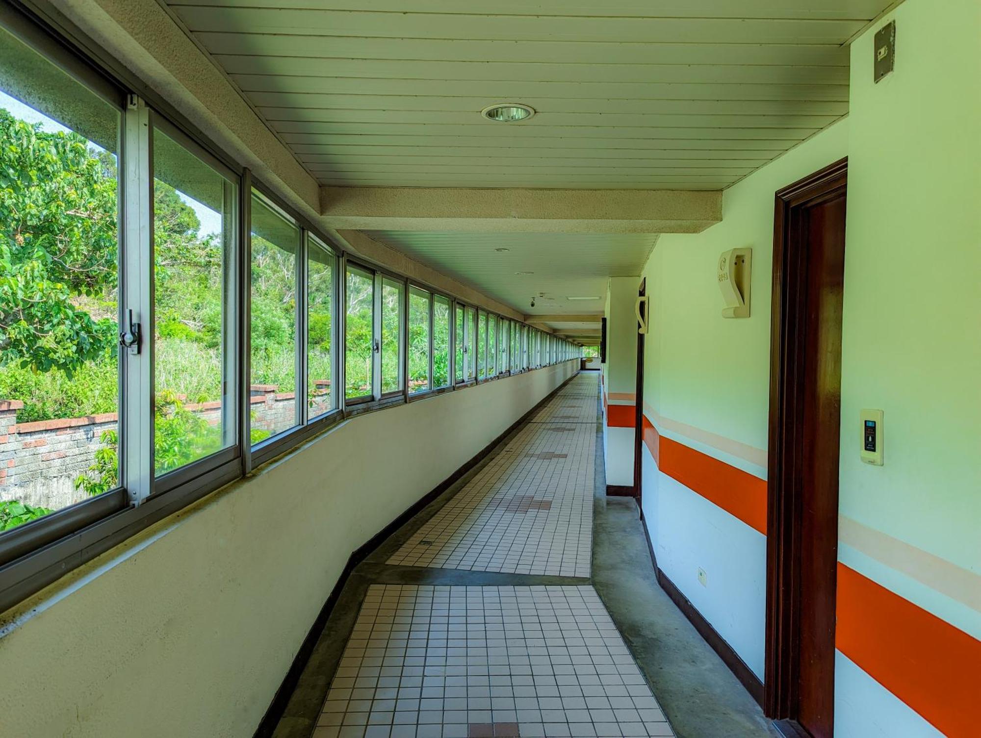 Howard Beach Resort Kenting Bagian luar foto A corridor in the 1970s