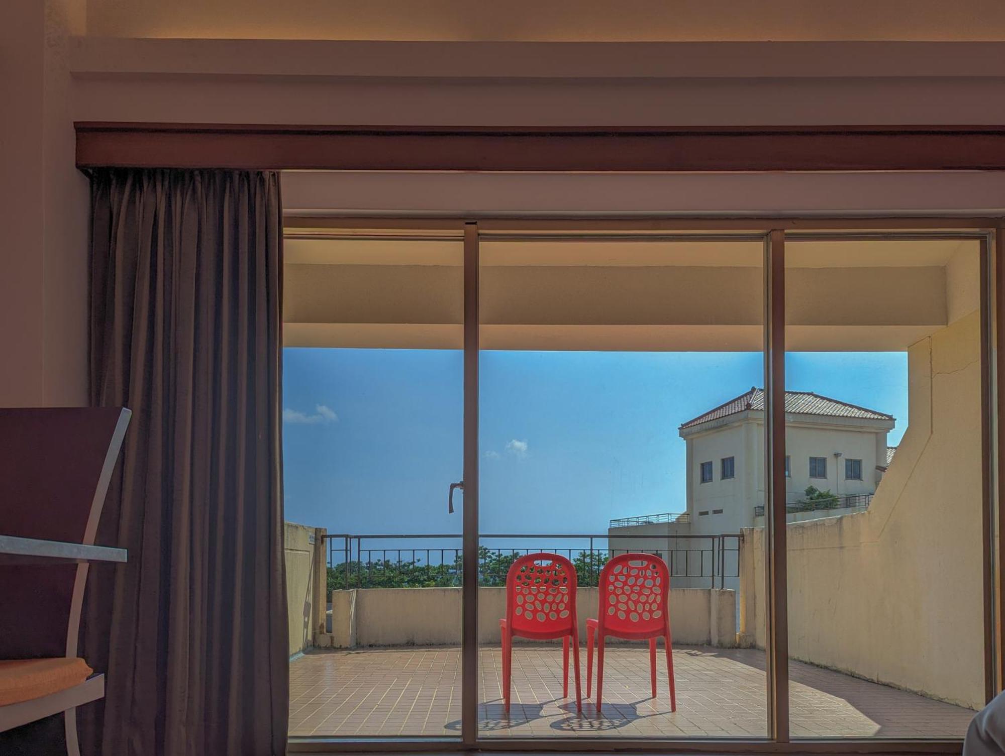 Howard Beach Resort Kenting Bagian luar foto A sliding door