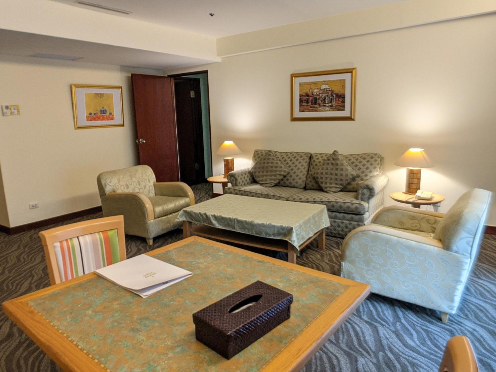 Howard Beach Resort Kenting Bagian luar foto A living room in a suite at the hotel