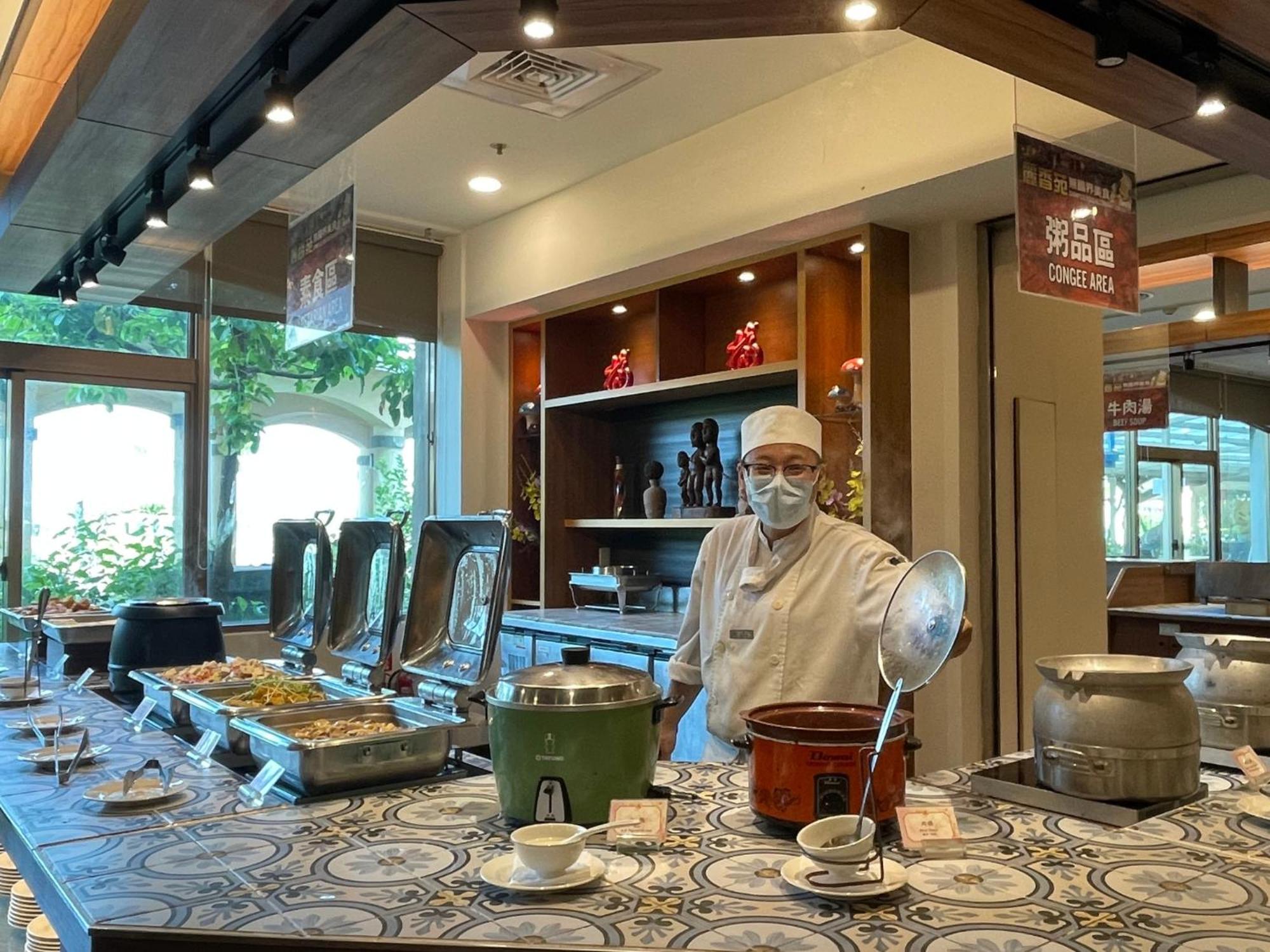Howard Beach Resort Kenting Bagian luar foto A buffet at a hotel in Taiwan