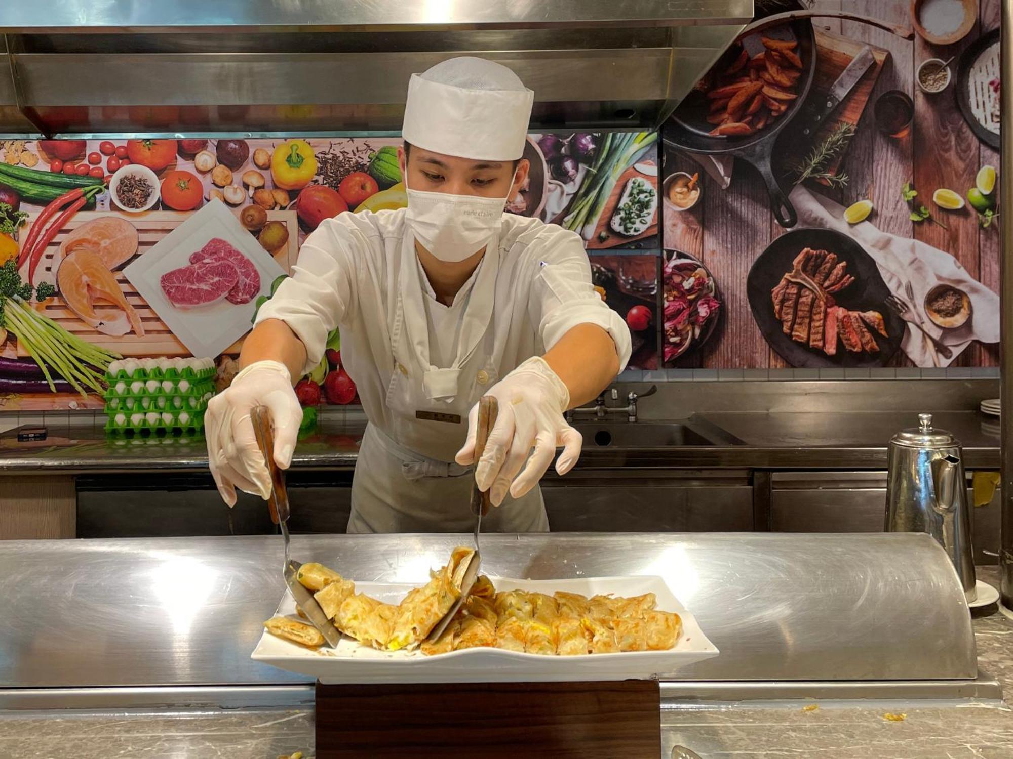 Howard Beach Resort Kenting Bagian luar foto A cook wearing a hair net and a face mask