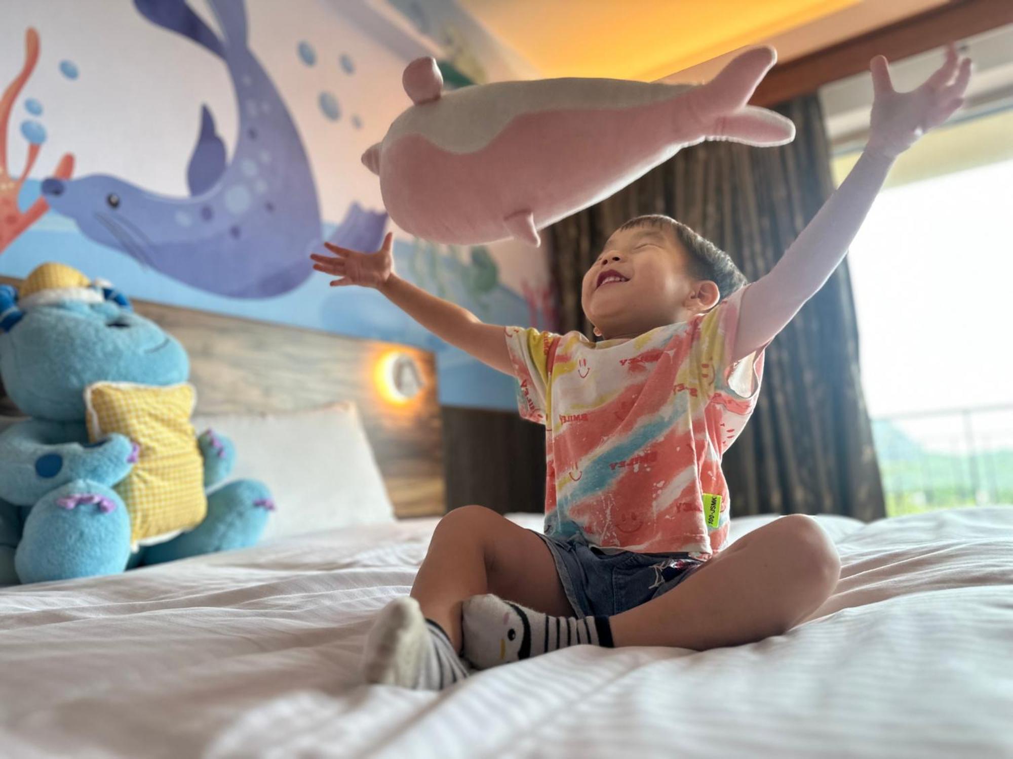 Howard Beach Resort Kenting Bagian luar foto A child playing with a toy