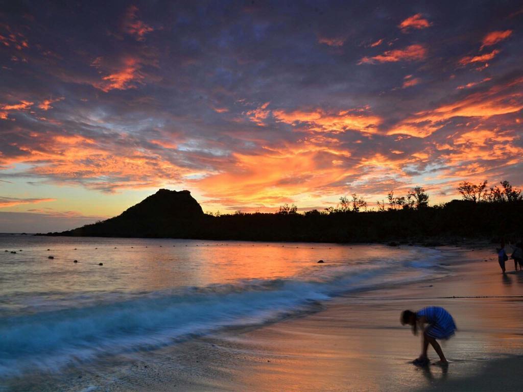 Howard Beach Resort Kenting Bagian luar foto Sunset at the beach