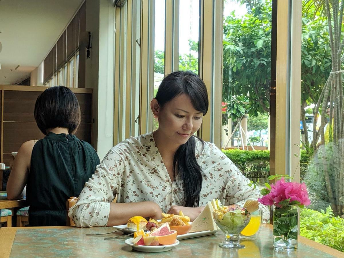 Howard Beach Resort Kenting Bagian luar foto A woman eating a meal
