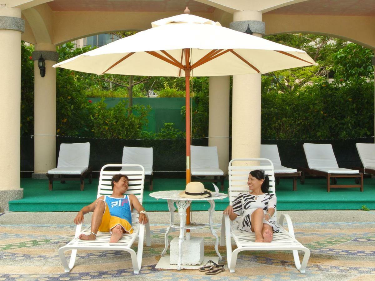 Howard Beach Resort Kenting Bagian luar foto A patio umbrella
