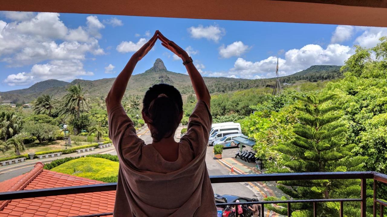 Howard Beach Resort Kenting Bagian luar foto The view of Mount Apo from the Davao City side