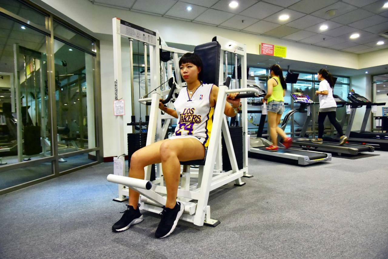 Howard Beach Resort Kenting Bagian luar foto A woman performing a leg press