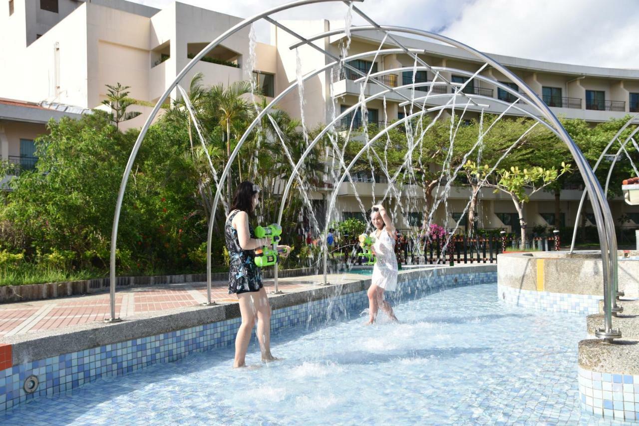 Howard Beach Resort Kenting Bagian luar foto Fountains at the park