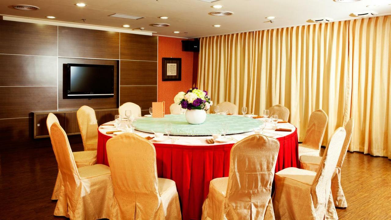 Howard Beach Resort Kenting Bagian luar foto A round table with a red tablecloth