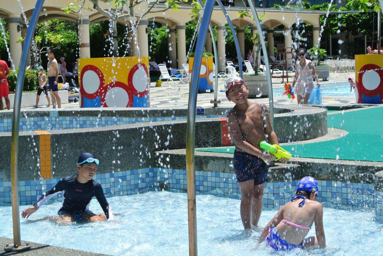 Howard Beach Resort Kenting Bagian luar foto Children playing at the Splashpad