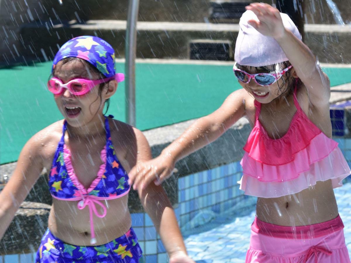 Howard Beach Resort Kenting Bagian luar foto Two girls wearing swim caps