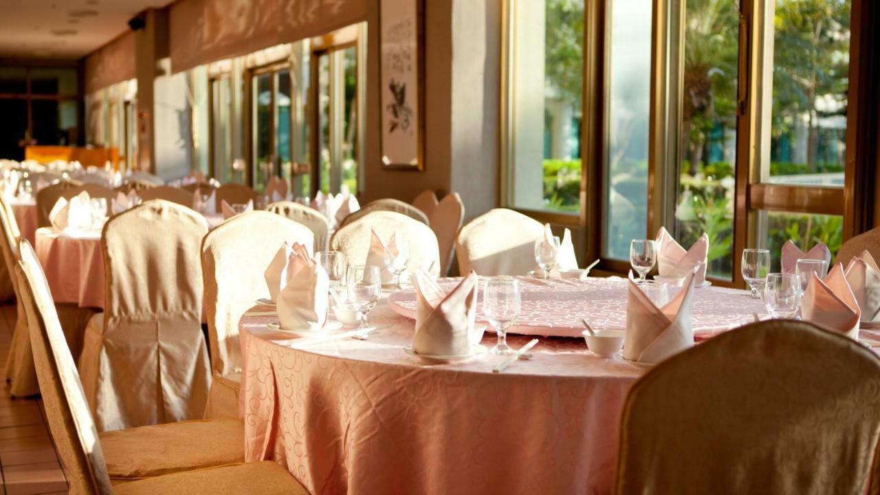 Howard Beach Resort Kenting Bagian luar foto Restaurant interior