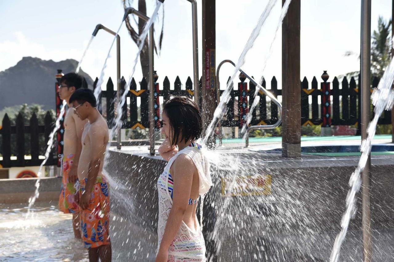 Howard Beach Resort Kenting Bagian luar foto A shower at a water park