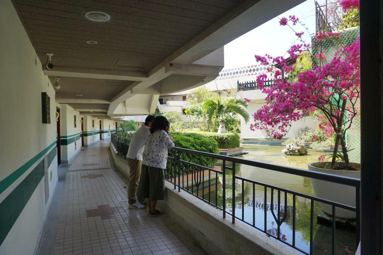 Howard Beach Resort Kenting Bagian luar foto The university's main building