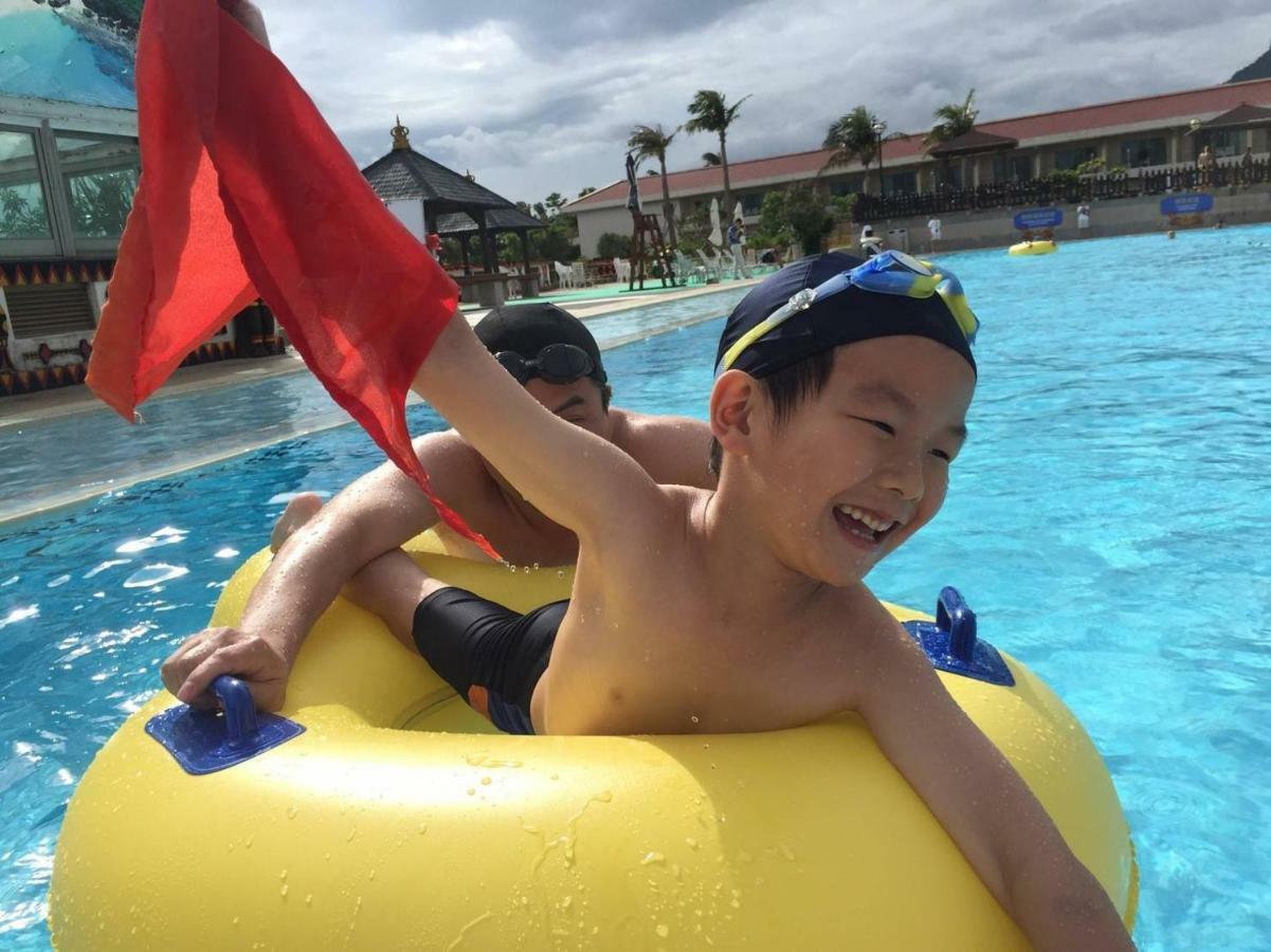 Howard Beach Resort Kenting Bagian luar foto Children playing in a swimming pool