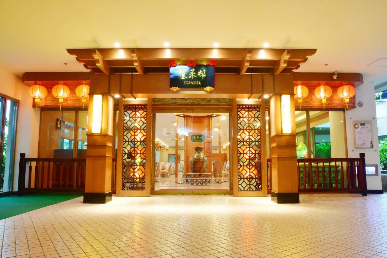 Howard Beach Resort Kenting Bagian luar foto The entrance of the restaurant