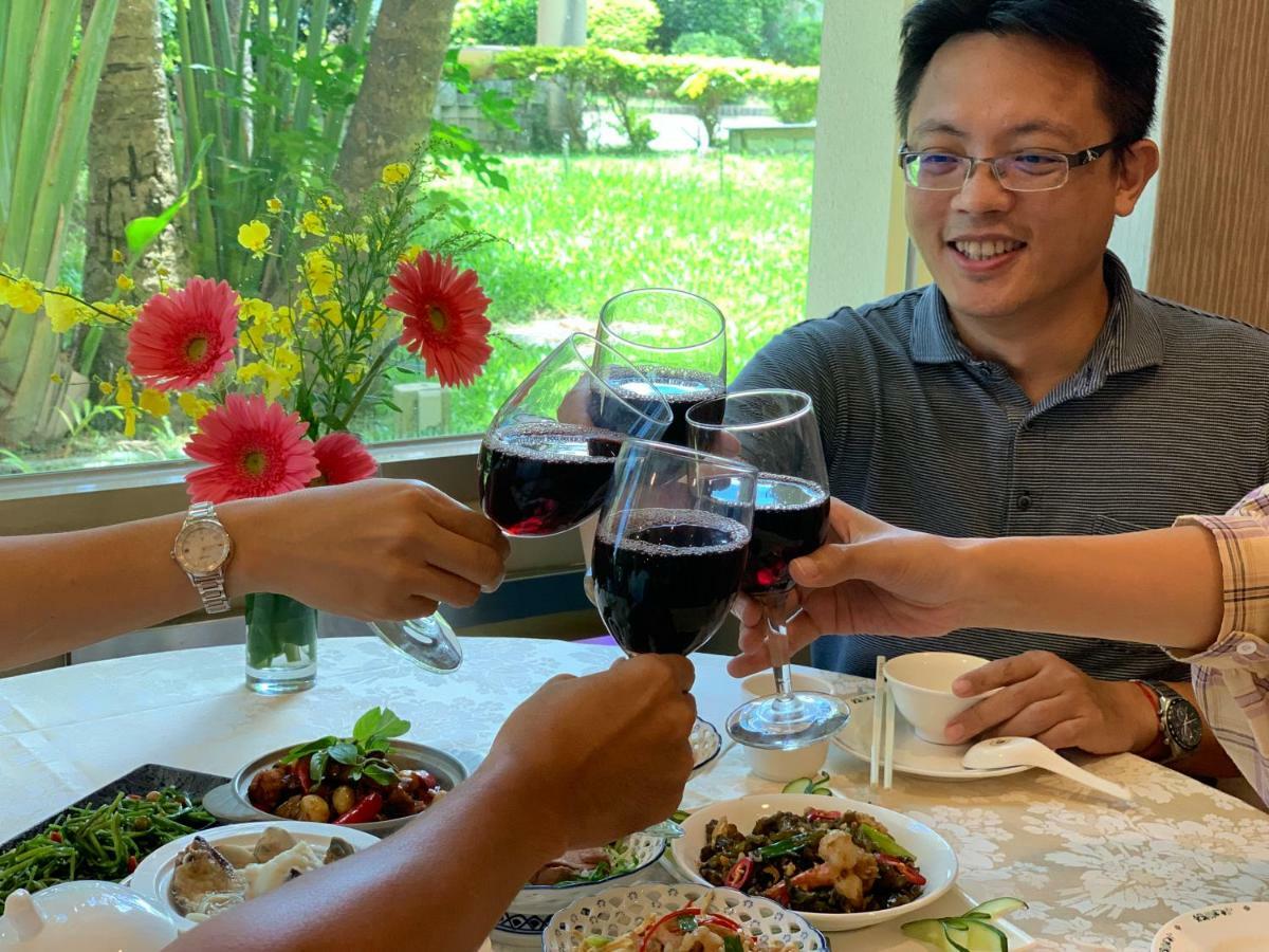 Howard Beach Resort Kenting Bagian luar foto A toast with wine